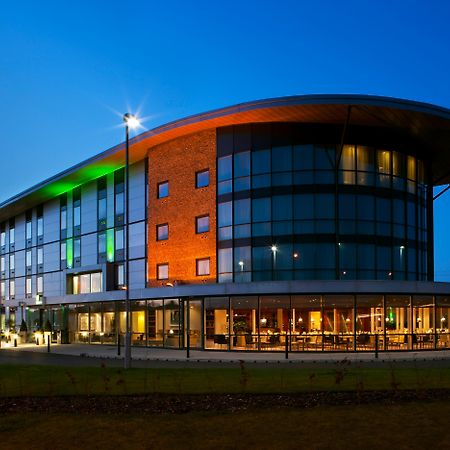 Holiday Inn Salisbury - Stonehenge, an IHG Hotel Amesbury Exterior foto