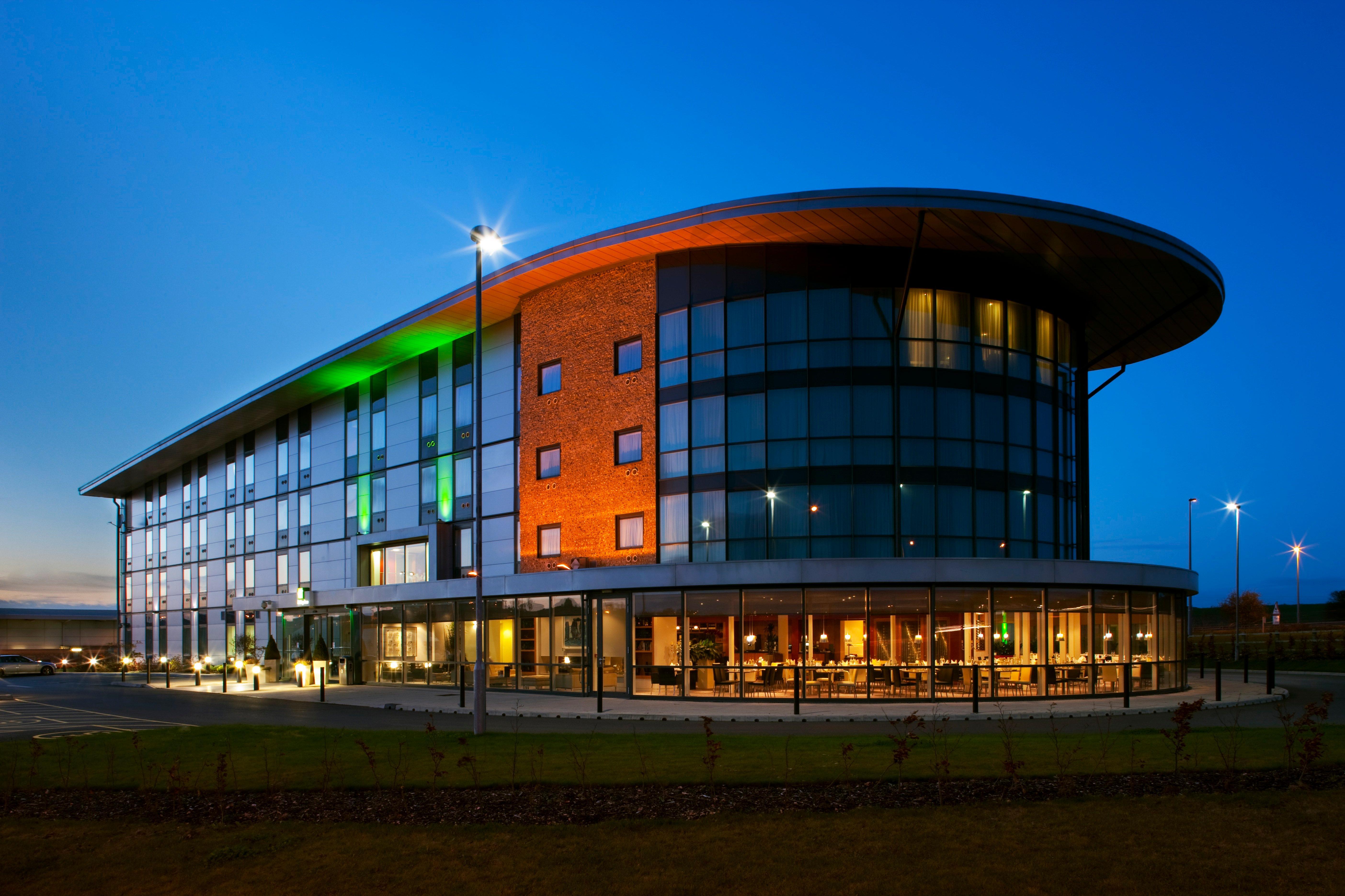 Holiday Inn Salisbury - Stonehenge, an IHG Hotel Amesbury Exterior foto